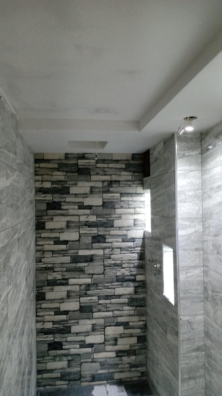 Cambio de bañera por plato de ducha de resina antideslizante en reforma de baño en Granadilla de Abona