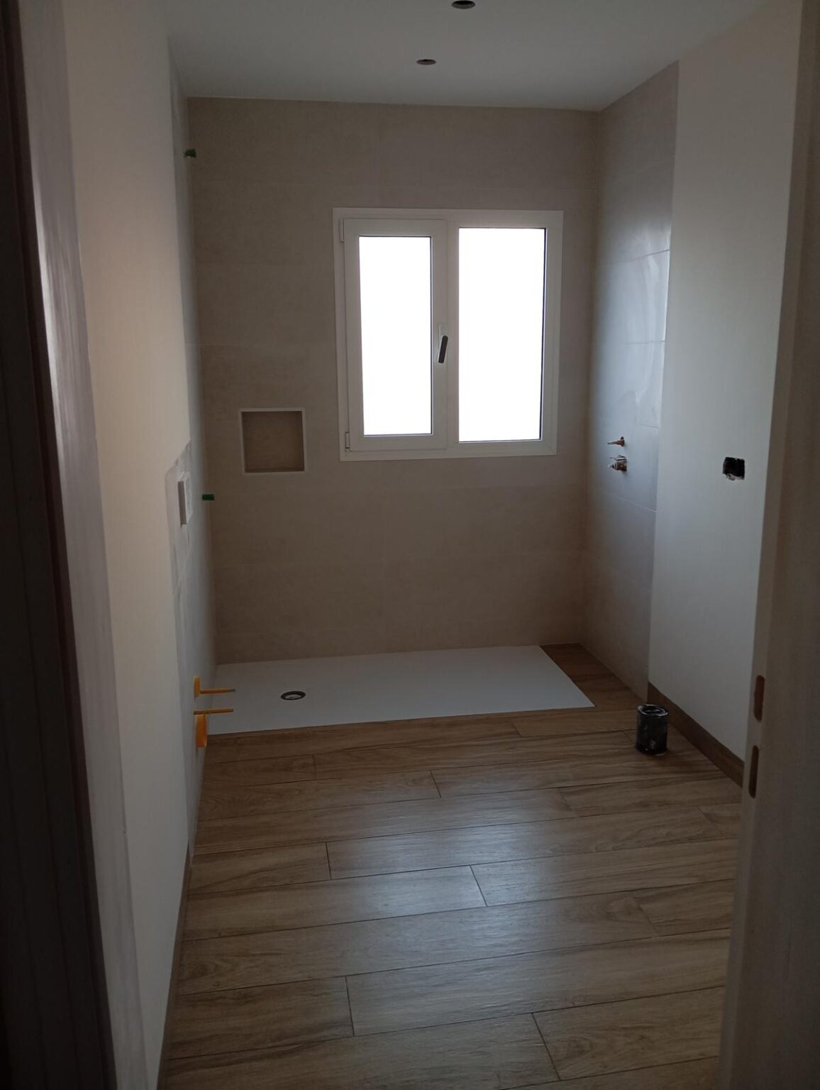 Instalación de encimera de cuarzo gris y fregadero bajo encimera en reforma de cocina.