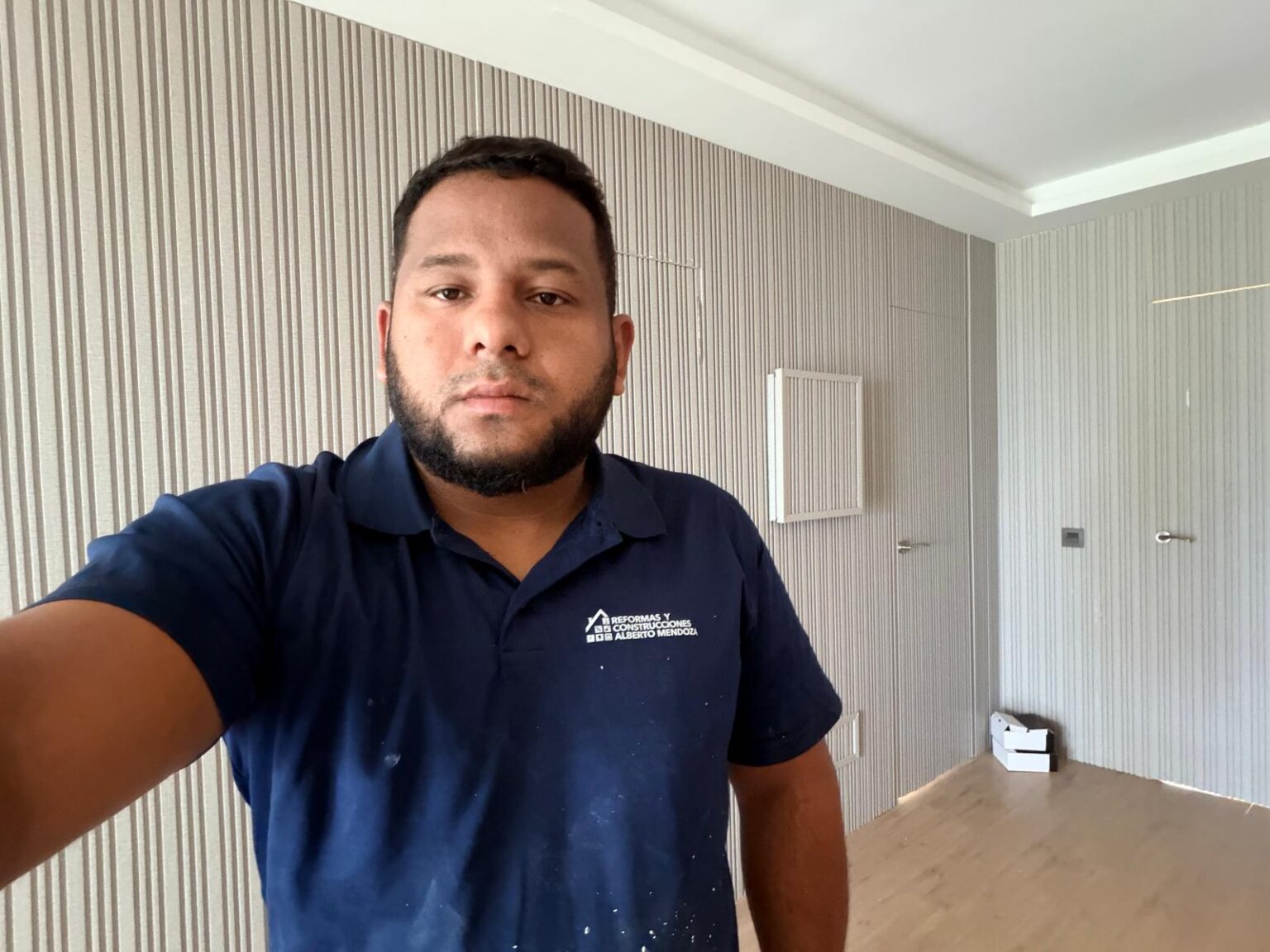 Trabajo de alisado de gotelé y pintura blanca en paredes de vivienda unifamiliar.
